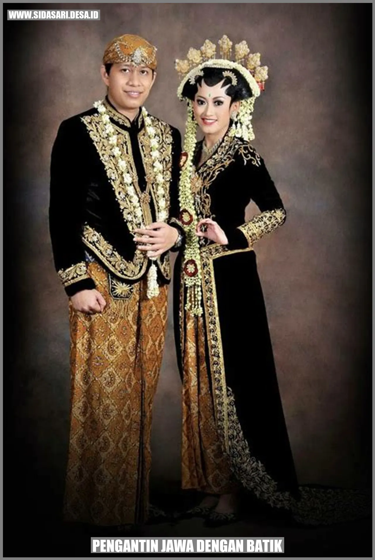 Pengantin Jawa dengan Batik